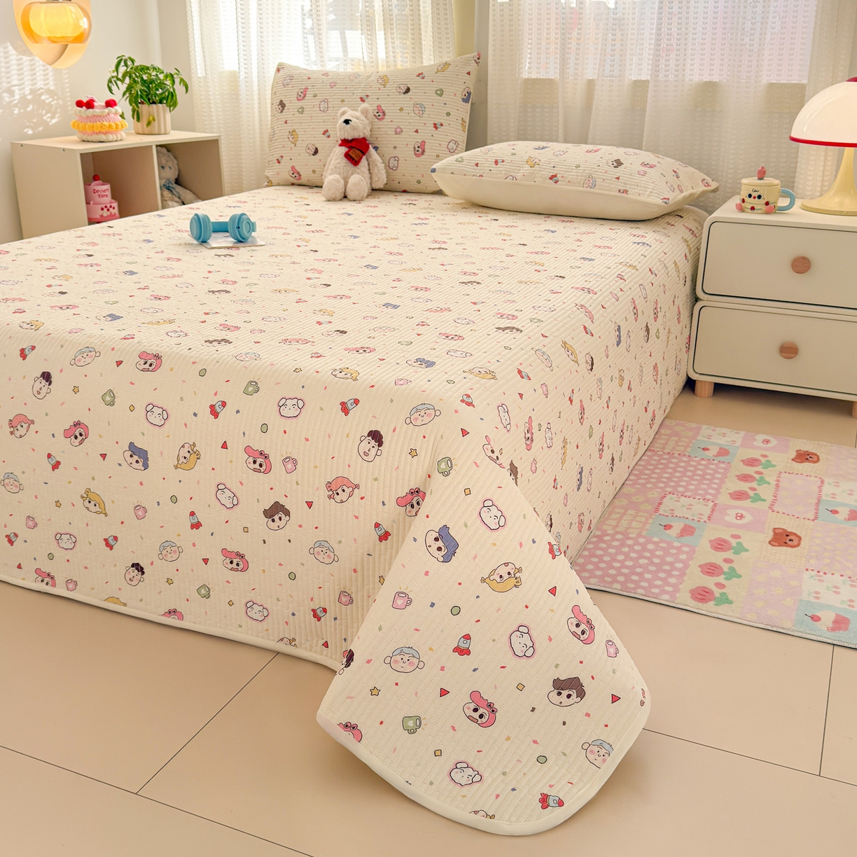 91家纺网 家纺一手货源 找家纺 妮可 2026新款热款花型印花全棉夹棉多功能床垫-床盖 小新派对