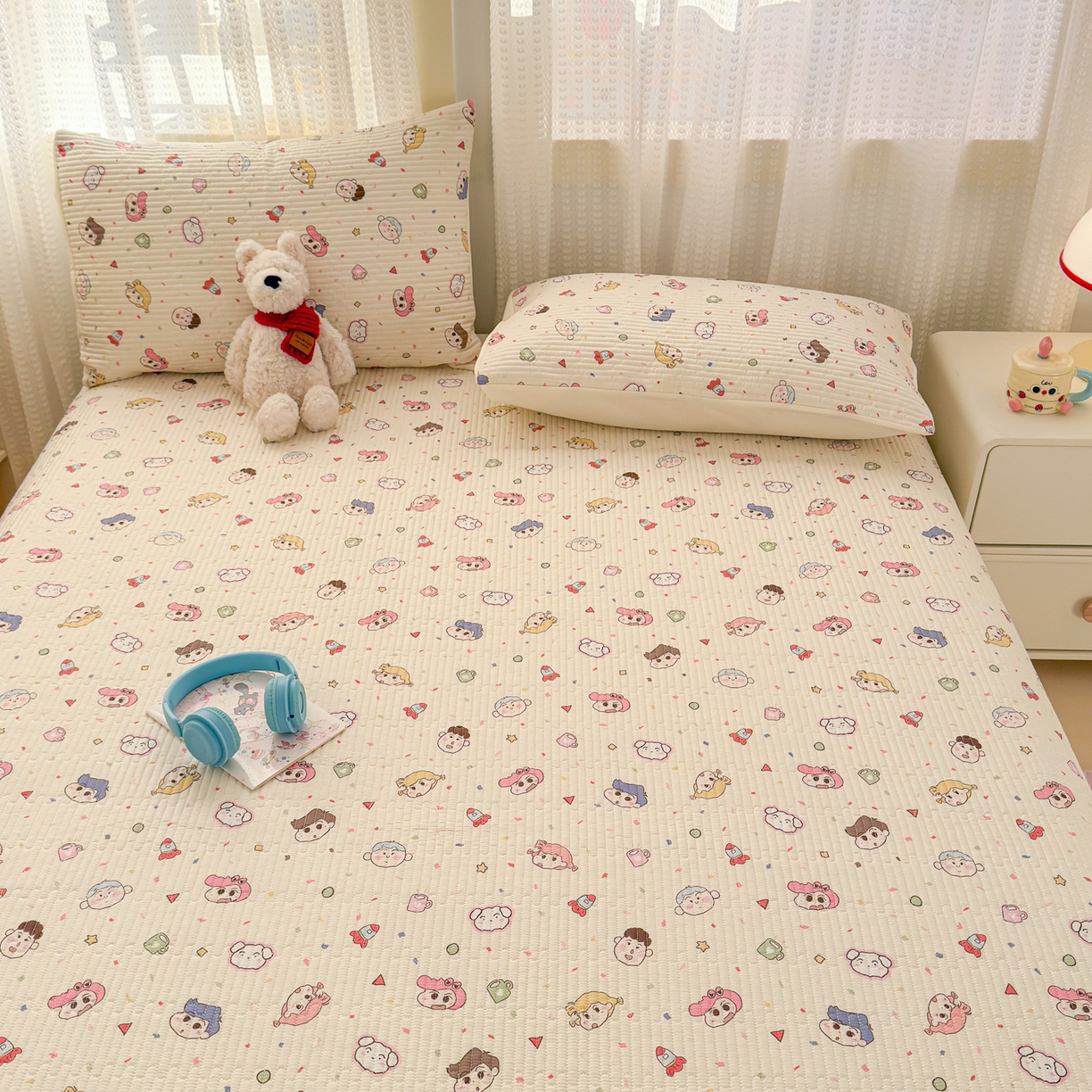 91家纺网 家纺一手货源 找家纺 妮可 2026新款热款花型印花全棉夹棉多功能床垫-床盖 小新派对