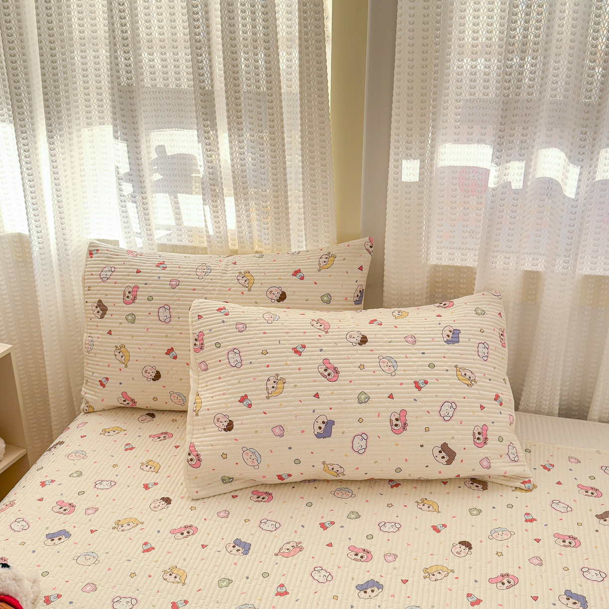 91家纺网 家纺一手货源 找家纺 妮可 2026新款热款花型印花全棉夹棉多功能床垫-床盖 小新派对