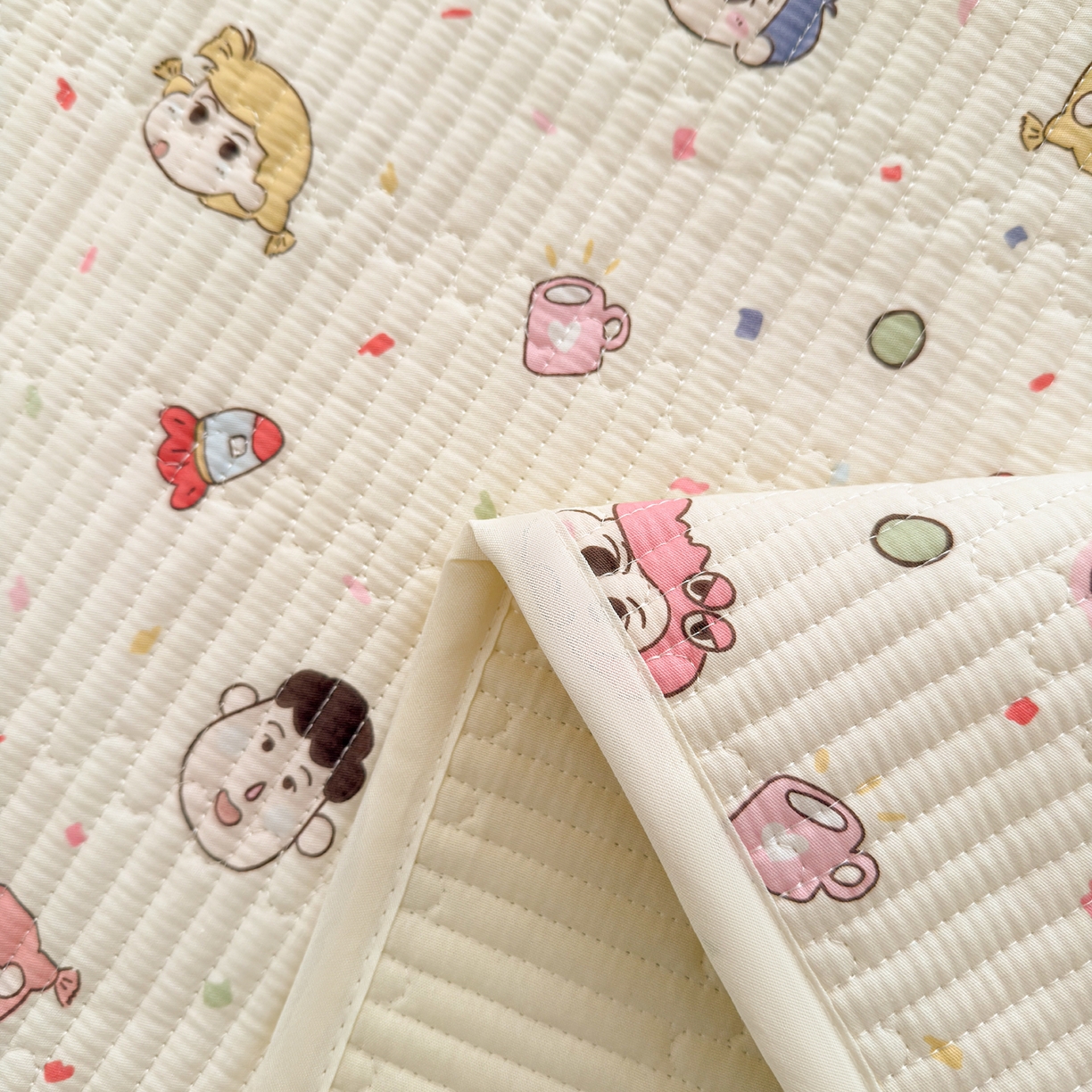 91家纺网 家纺一手货源 找家纺 妮可 2026新款热款花型印花全棉夹棉多功能床垫-床盖 小新派对