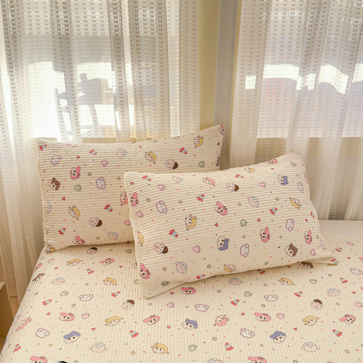 91家纺网 家纺一手货源 找家纺 妮可 2026新款热款花型印花全棉夹棉多功能床垫-床盖 小新派对