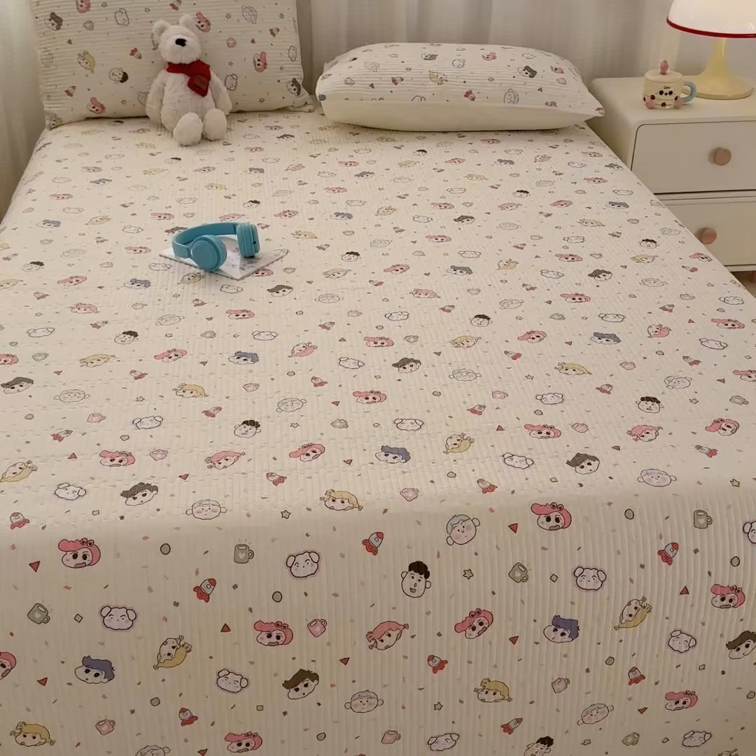 91家纺网 家纺一手货源 找家纺 妮可 2026新款热款花型印花全棉夹棉多功能床垫-床盖 小新派对