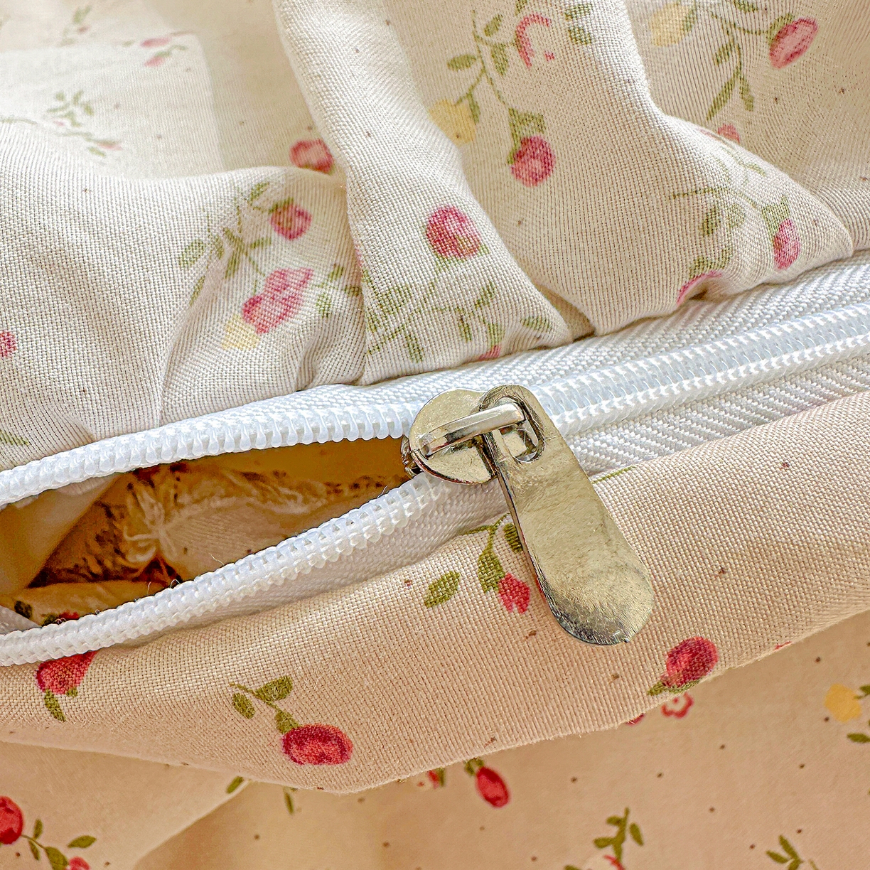 91家纺网 家纺一手货源 找家纺 家维家纺 2026新款(常年不断货）韩式双层花边复古棉感被子被芯 枝花间