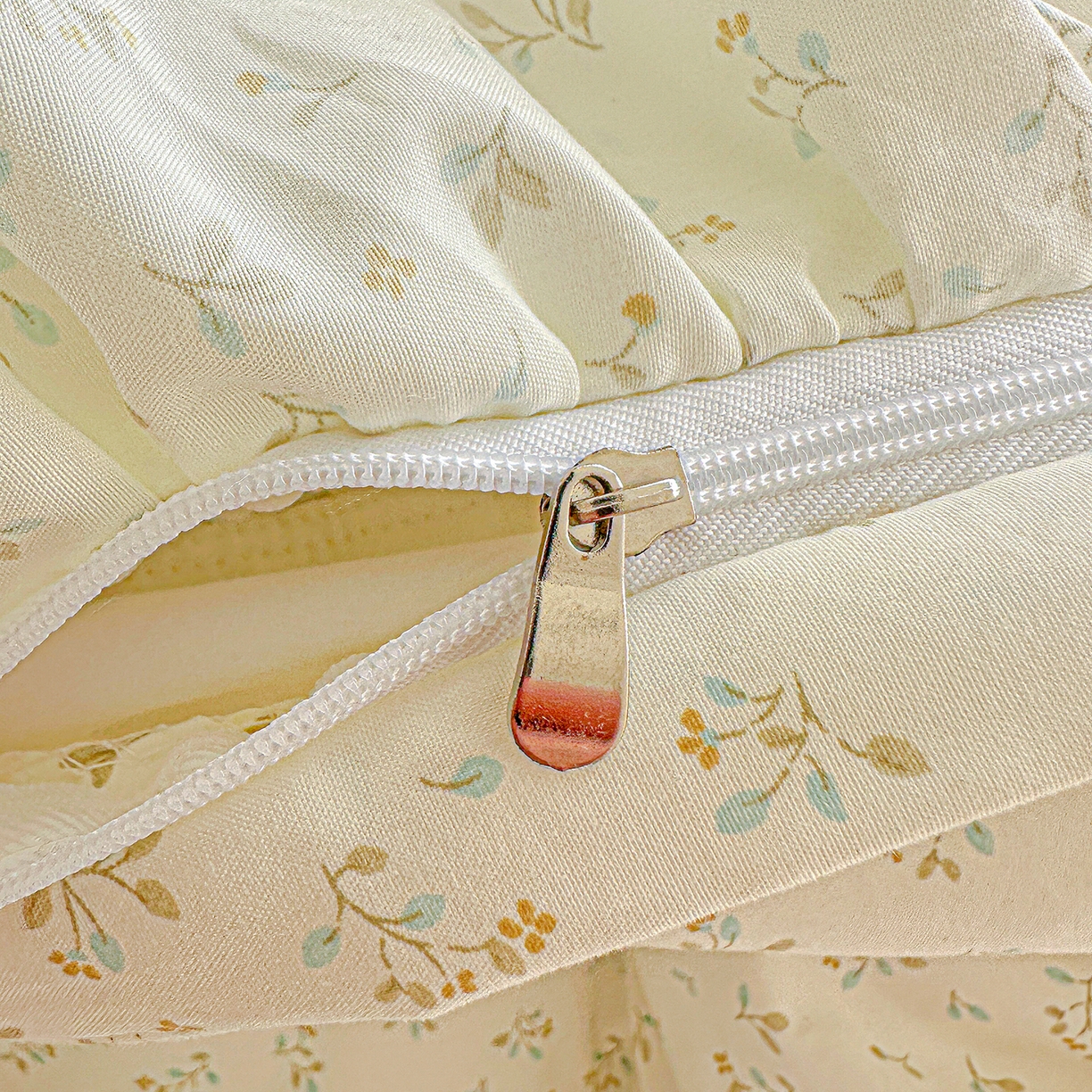 91家纺网 家纺一手货源 找家纺 家维家纺 2026新款(常年不断货）韩式双层花边复古棉感被子被芯 花柔犬