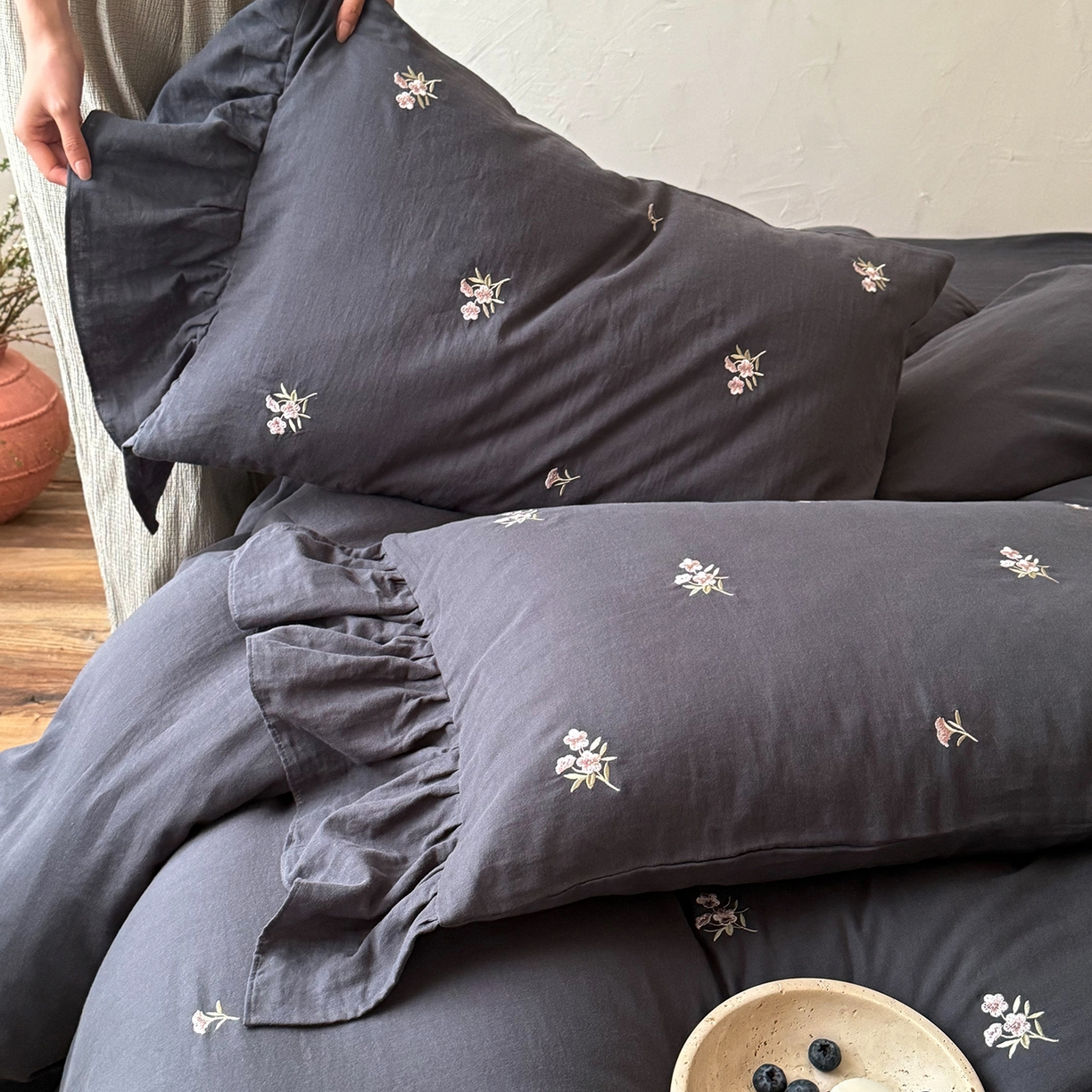 91家纺网 家纺一手货源 找家纺 （总）鹿班家居 2026春季新品全棉皱皱纱精密刺绣系列四件套-花枝瑾（标准会员-20元）