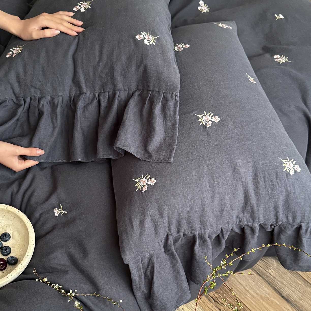 91家纺网 家纺一手货源 找家纺 （总）鹿班家居 2026春季新品全棉皱皱纱精密刺绣系列四件套-花枝瑾（标准会员-20元）