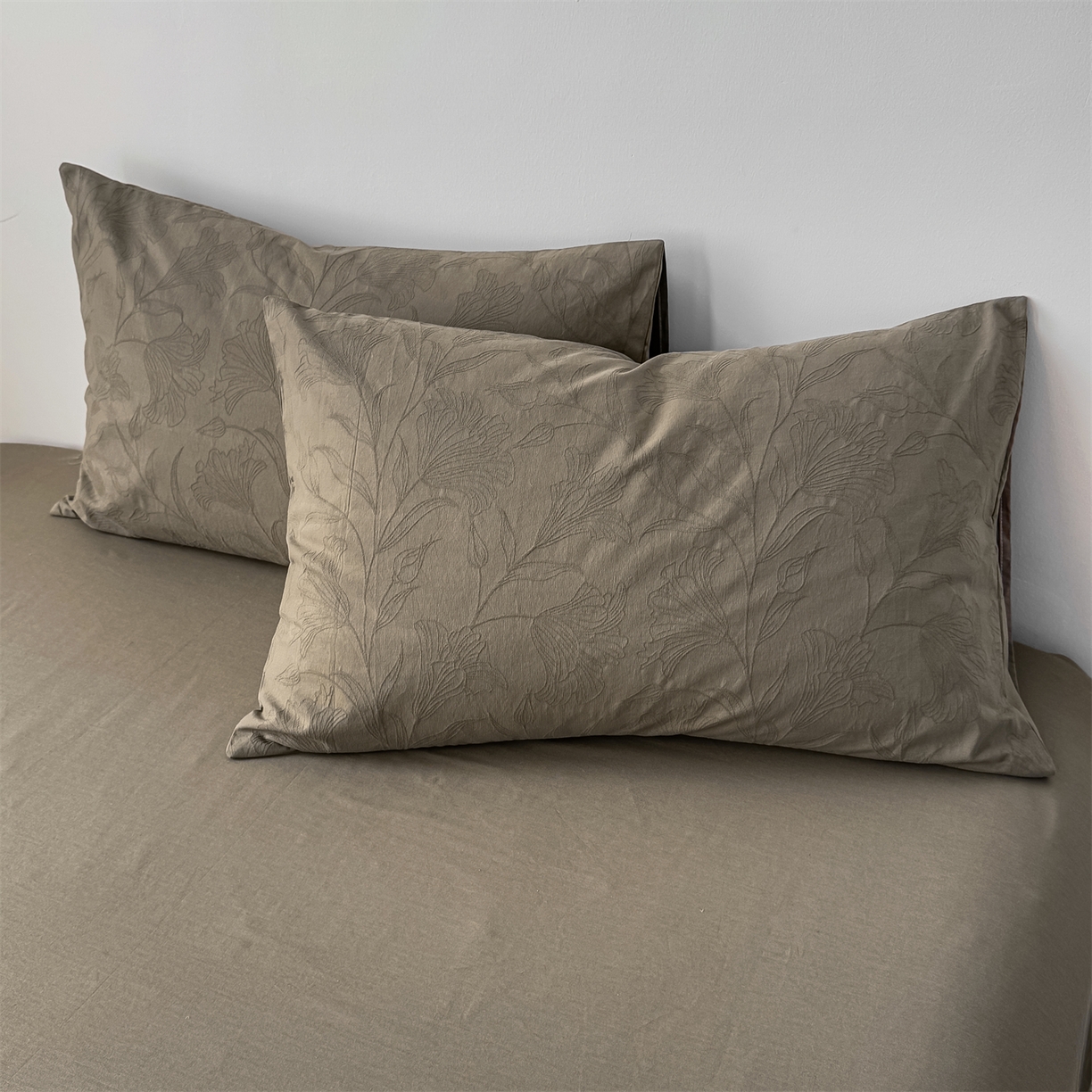 91家纺网 家纺一手货源 找家纺 灰鲸 2026新款全棉纯棉厚织三层水洗色织提花四件套 芳菲-摩卡