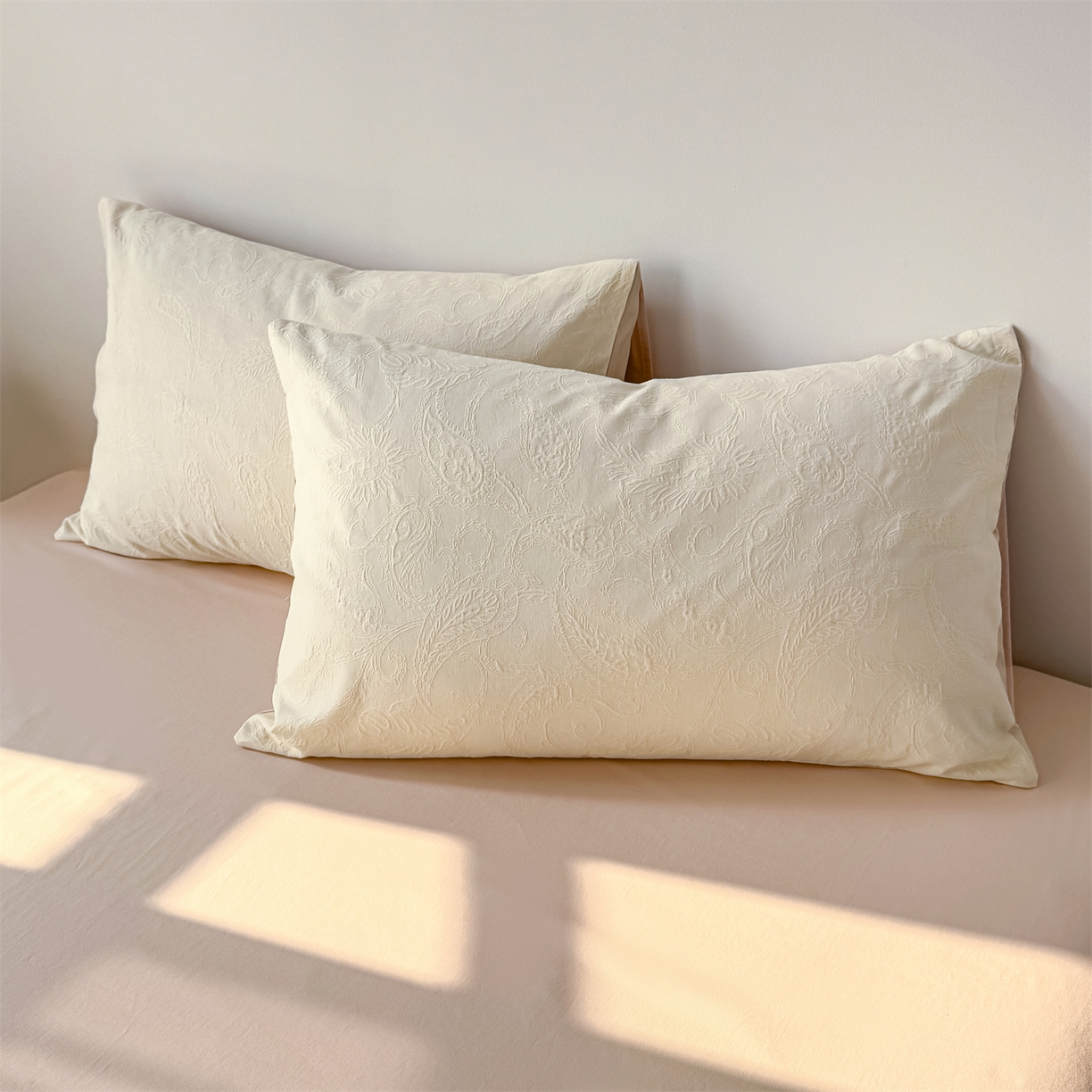 91家纺网 家纺一手货源 找家纺 灰鲸 2026新款全棉纯棉厚织三层水洗色织提花四件套 罗格西亚-杏仁奶霜