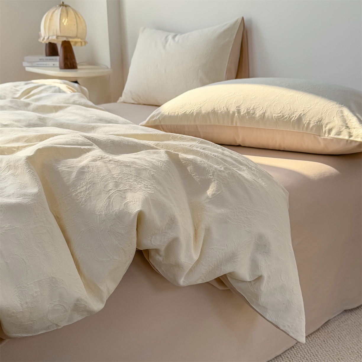 91家纺网 家纺一手货源 找家纺 灰鲸 2026新款全棉纯棉厚织三层水洗色织提花四件套 罗格西亚-杏仁奶霜