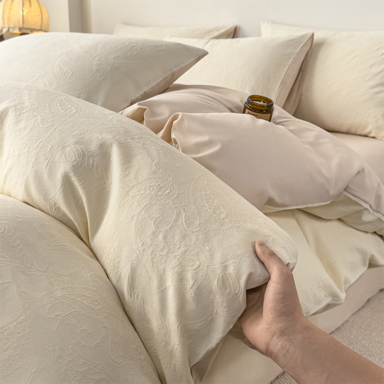 91家纺网 家纺一手货源 找家纺 灰鲸 2026新款全棉纯棉厚织三层水洗色织提花四件套 罗格西亚-杏仁奶霜