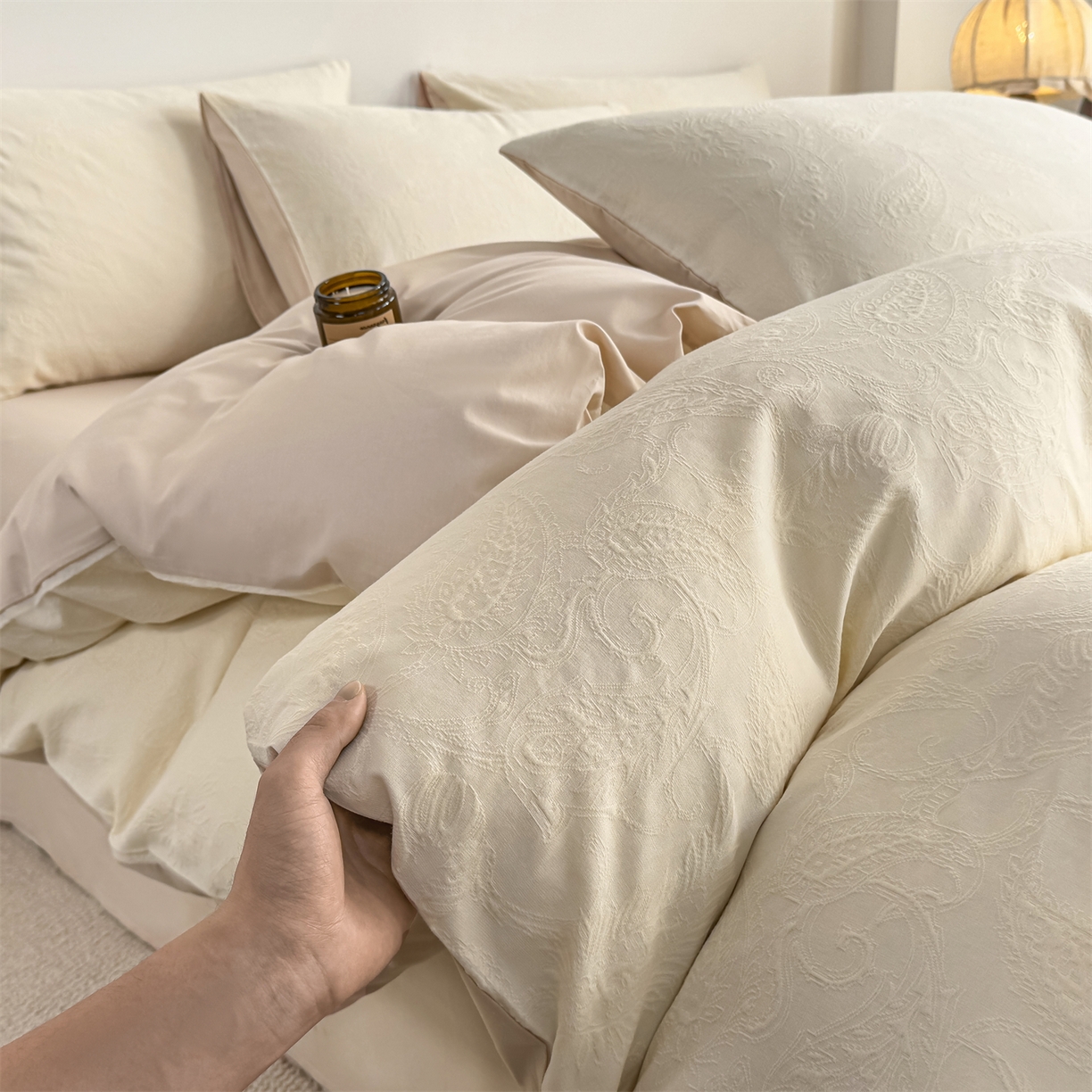 91家纺网 家纺一手货源 找家纺 灰鲸 2026新款全棉纯棉厚织三层水洗色织提花四件套 罗格西亚-杏仁奶霜