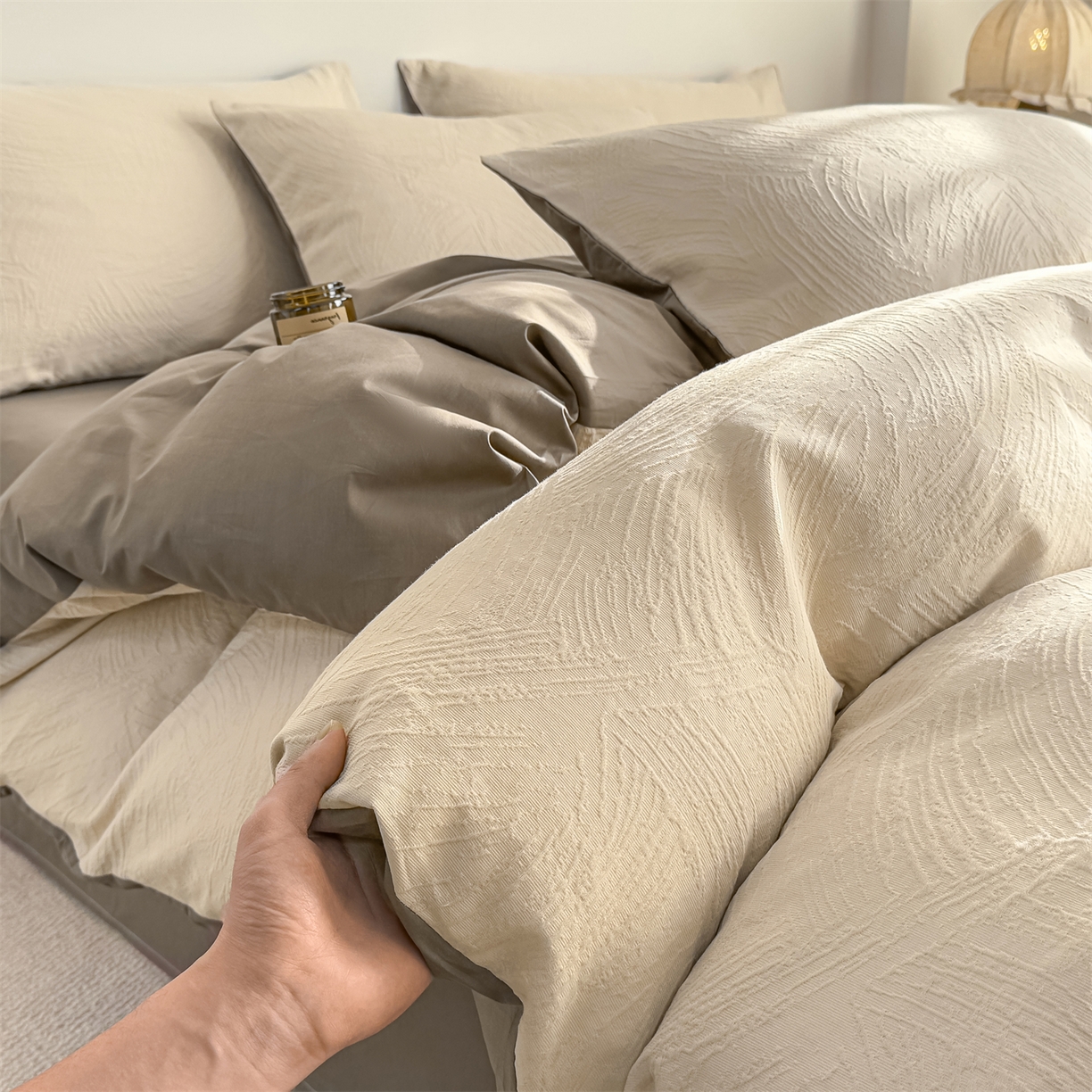 91家纺网 家纺一手货源 找家纺 灰鲸 2026新款全棉纯棉厚织三层水洗色织提花四件套 柔丝漫语-可可奶咖