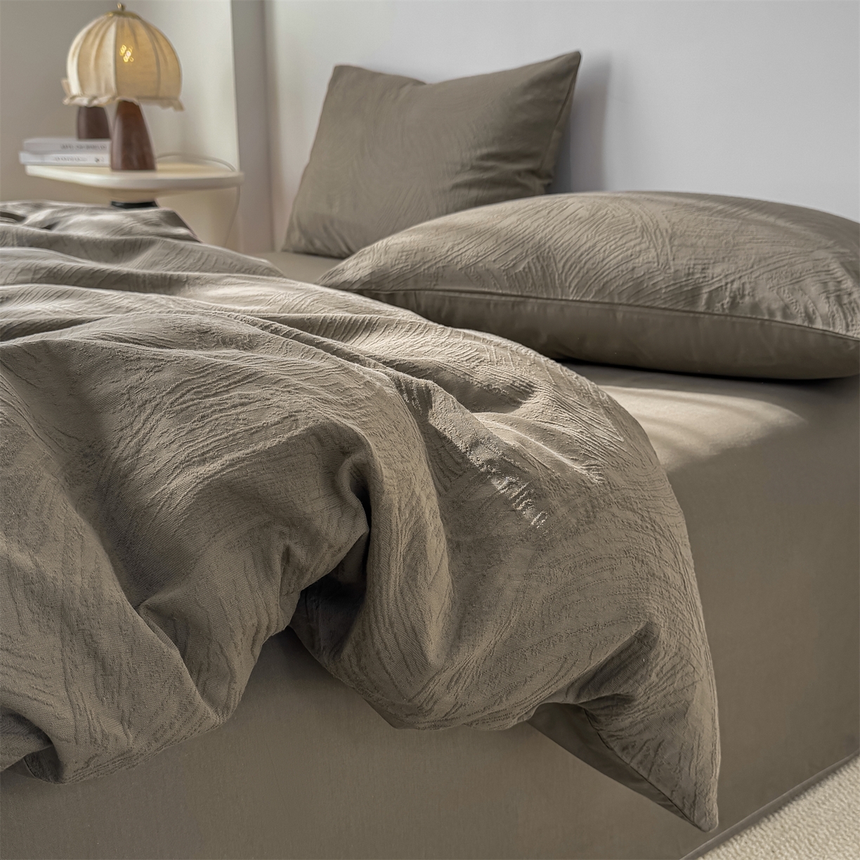 91家纺网 家纺一手货源 找家纺 灰鲸 2026新款全棉纯棉厚织三层水洗色织提花四件套 柔丝漫语-摩卡