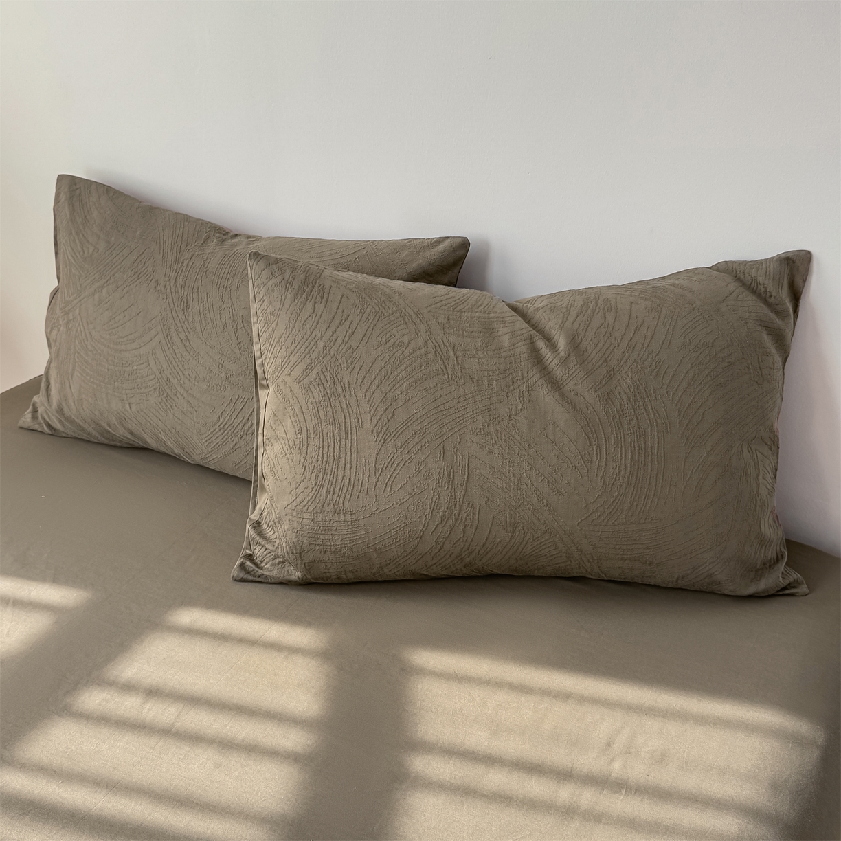 91家纺网 家纺一手货源 找家纺 灰鲸 2026新款全棉纯棉厚织三层水洗色织提花四件套 柔丝漫语-摩卡