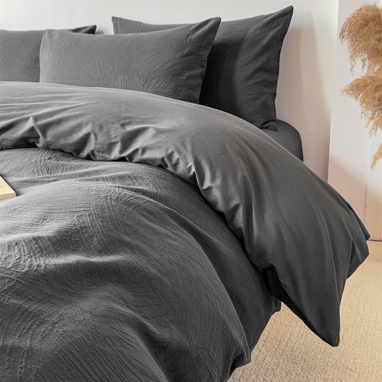 91家纺网 家纺一手货源 找家纺 灰鲸 2026新款全棉纯棉厚织三层水洗色织提花四件套 柔丝漫语-素墨