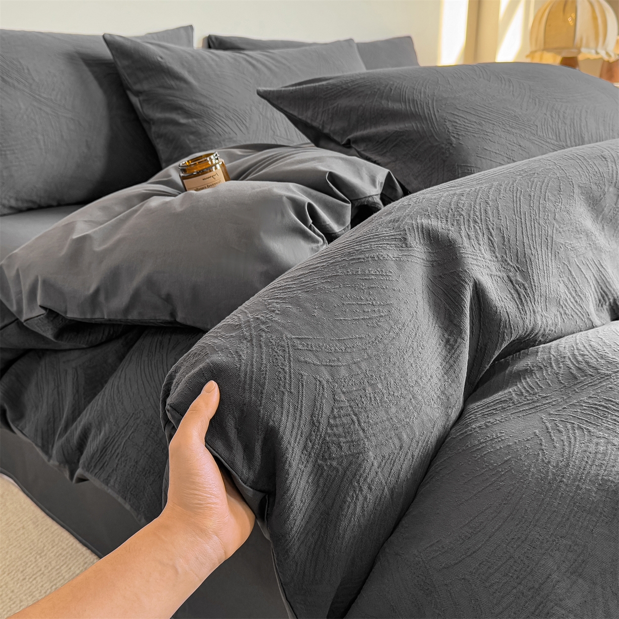 91家纺网 家纺一手货源 找家纺 灰鲸 2026新款全棉纯棉厚织三层水洗色织提花四件套 柔丝漫语-素墨