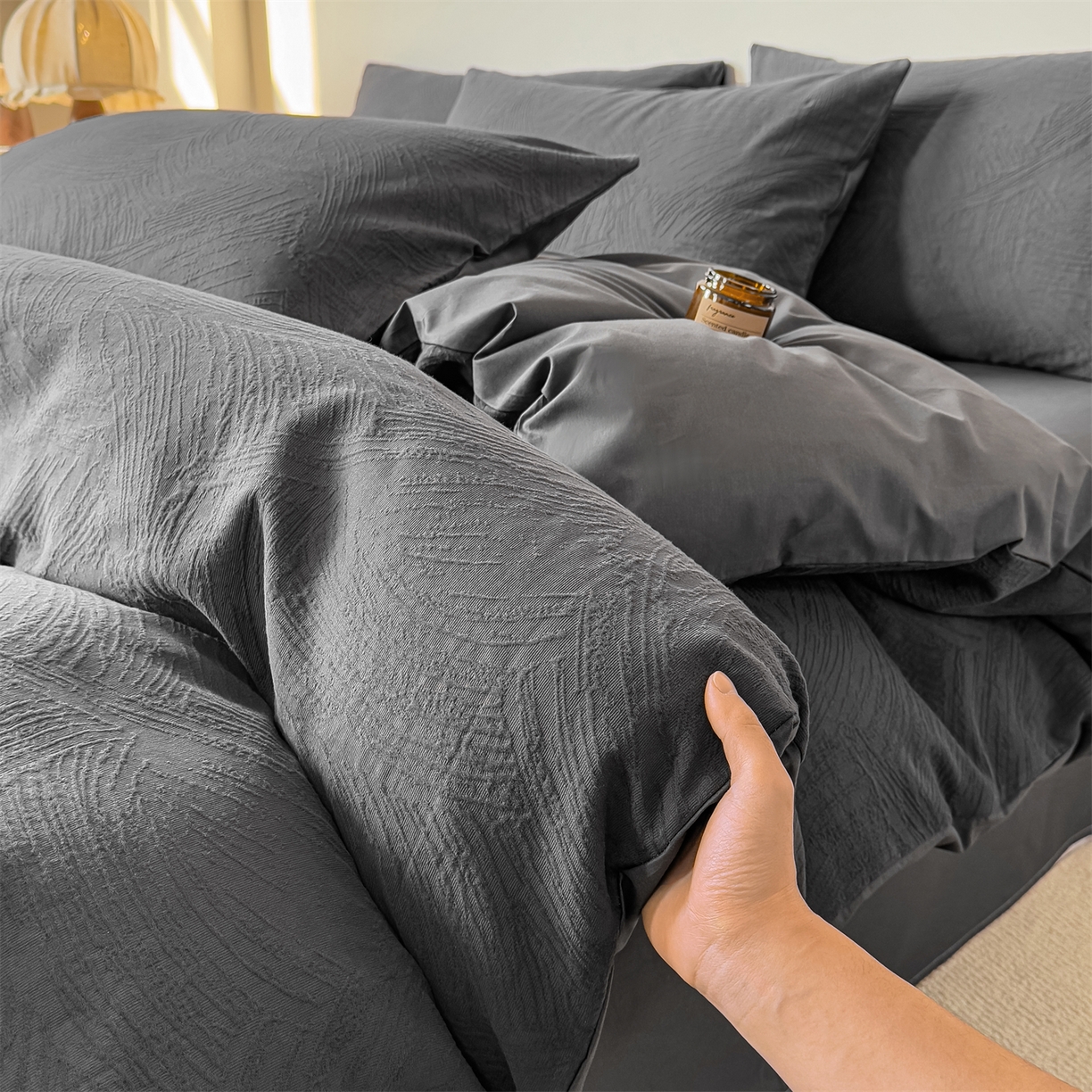 91家纺网 家纺一手货源 找家纺 灰鲸 2026新款全棉纯棉厚织三层水洗色织提花四件套 柔丝漫语-素墨