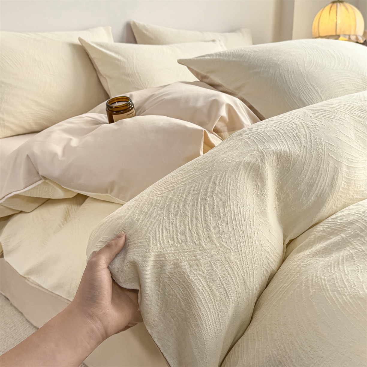 91家纺网 家纺一手货源 找家纺 灰鲸 2026新款全棉纯棉厚织三层水洗色织提花四件套 柔丝漫语-杏仁奶霜