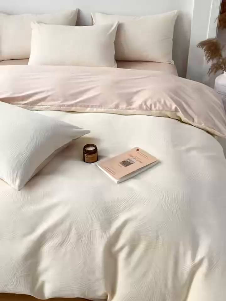 91家纺网 家纺一手货源 找家纺 灰鲸 2026新款全棉纯棉厚织三层水洗色织提花四件套 柔丝漫语-杏仁奶霜