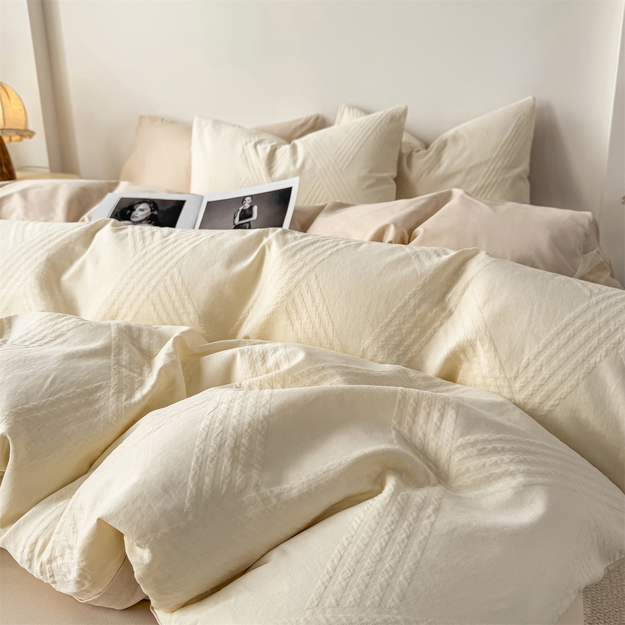 91家纺网 家纺一手货源 找家纺 灰鲸 2026新款全棉纯棉厚织三层水洗色织提花四件套 维希-杏仁奶霜