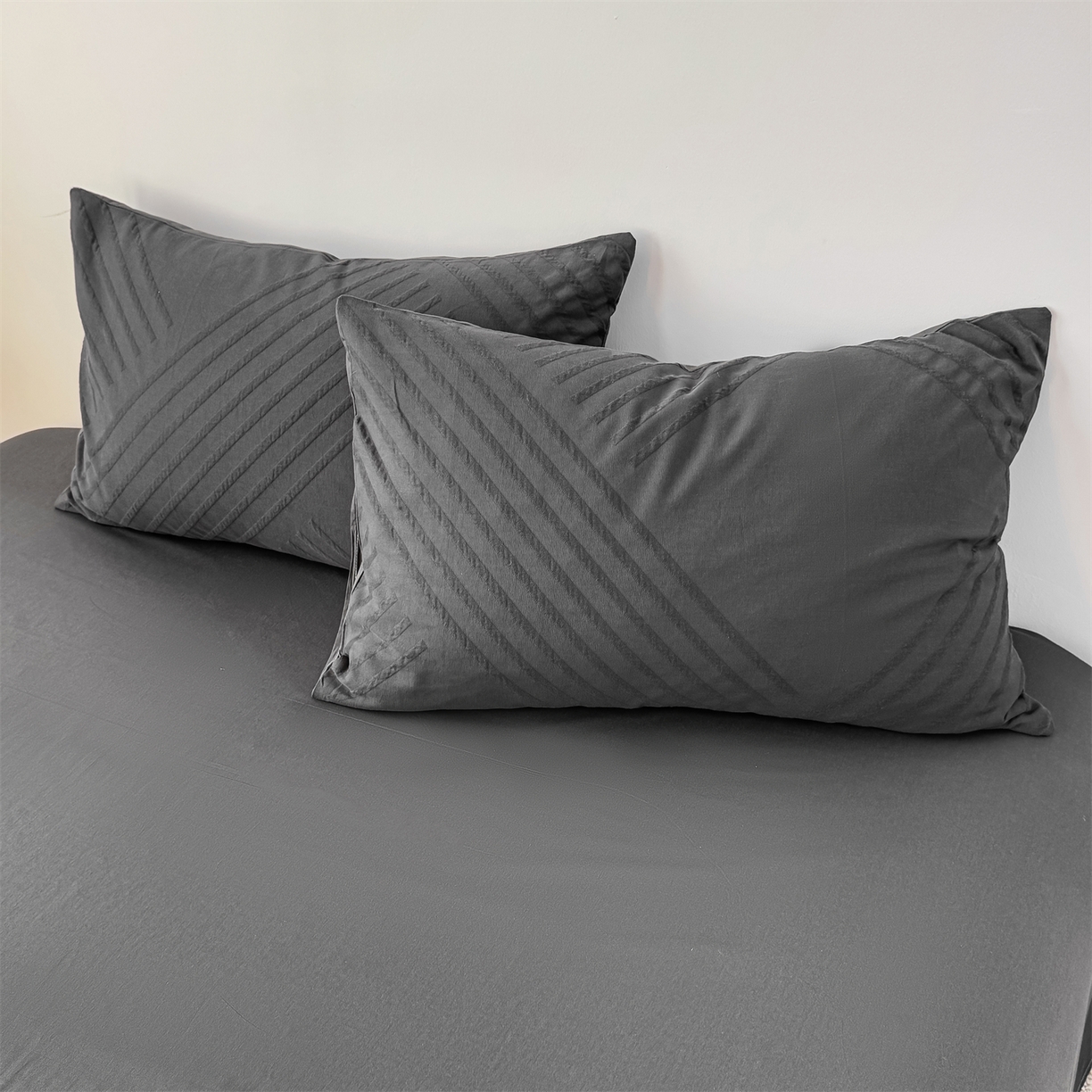 91家纺网 家纺一手货源 找家纺 灰鲸 2026新款全棉纯棉厚织三层水洗色织提花四件套 云汐-素墨