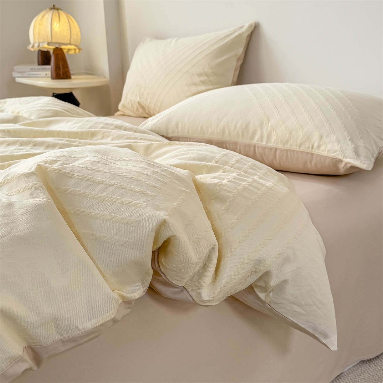 91家纺网 家纺一手货源 找家纺 灰鲸 2026新款全棉纯棉厚织三层水洗色织提花四件套 云汐-杏仁奶霜