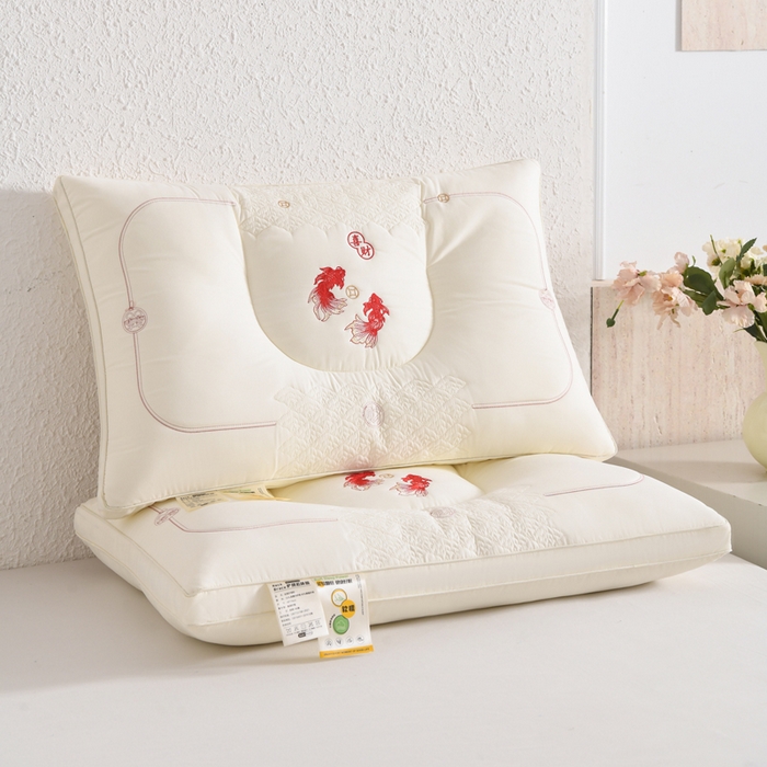 91家纺网 家纺一手货源 找家纺 怡薇格枕芯 2026新款刺绣锦鲤分区护颈枕头枕芯 锦鲤分区护颈枕-白色