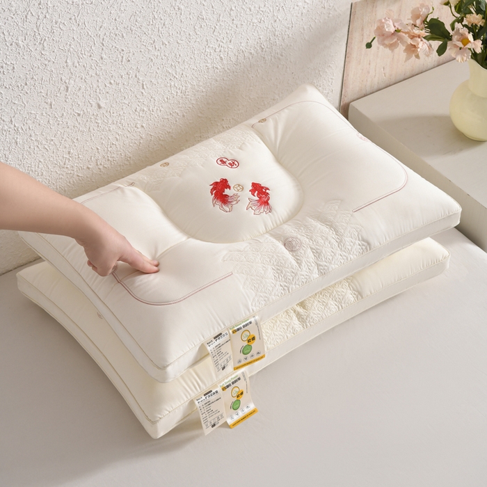 91家纺网 家纺一手货源 找家纺 怡薇格枕芯 2026新款刺绣锦鲤分区护颈枕头枕芯 锦鲤分区护颈枕-白色