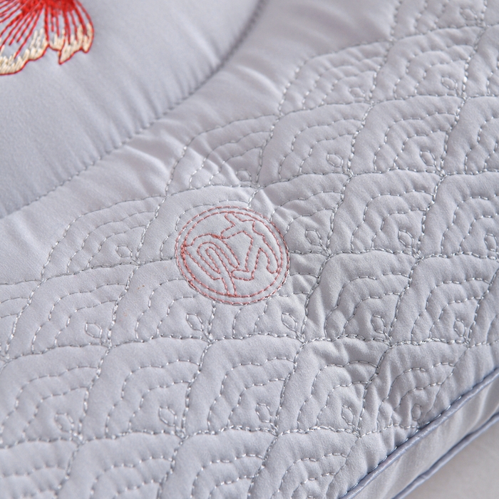 91家纺网 家纺一手货源 找家纺 （总）怡薇格枕芯 2026新款刺绣锦鲤分区护颈枕头枕芯