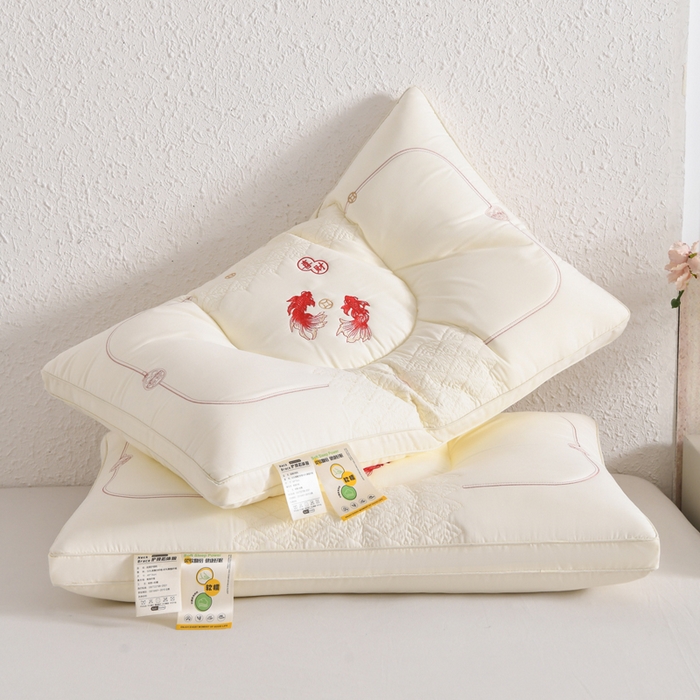 91家纺网 家纺一手货源 找家纺 怡薇格枕芯 2026新款刺绣锦鲤分区护颈枕头枕芯 锦鲤分区护颈枕-白色