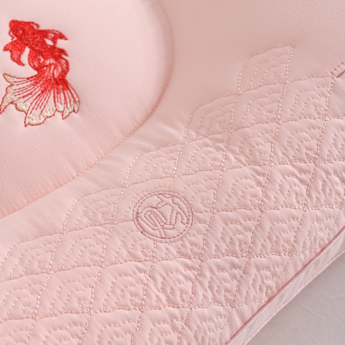 91家纺网 家纺一手货源 找家纺 怡薇格枕芯 2026新款刺绣锦鲤分区护颈枕头枕芯 锦鲤分区护颈枕-粉色