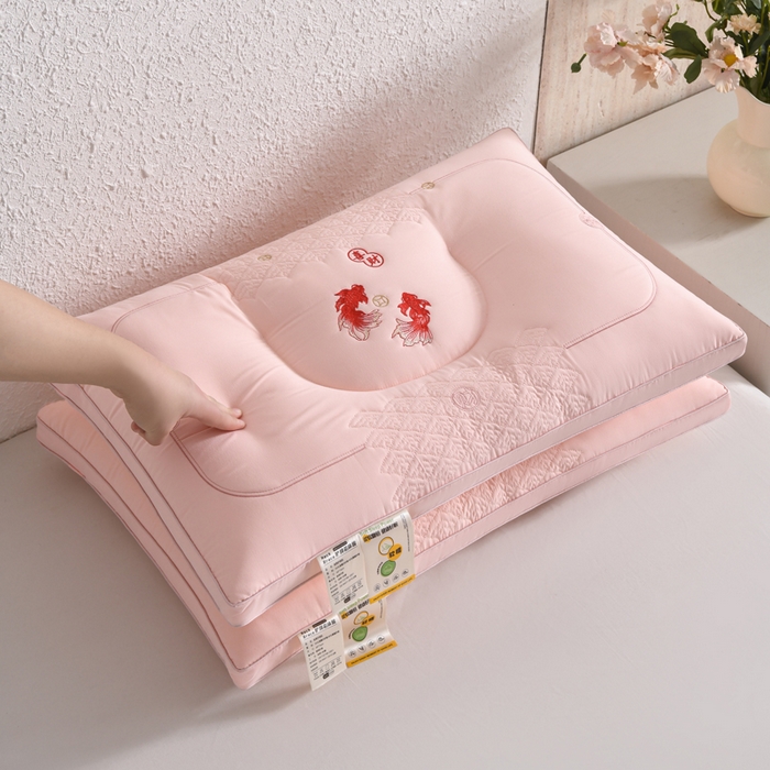 91家纺网 家纺一手货源 找家纺 怡薇格枕芯 2026新款刺绣锦鲤分区护颈枕头枕芯 锦鲤分区护颈枕-粉色
