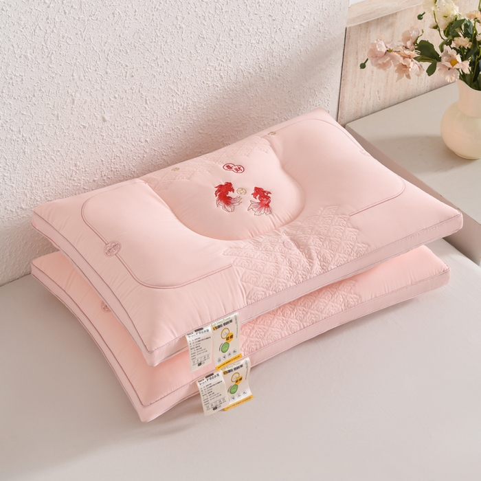 91家纺网 家纺一手货源 找家纺 怡薇格枕芯 2026新款刺绣锦鲤分区护颈枕头枕芯 锦鲤分区护颈枕-粉色