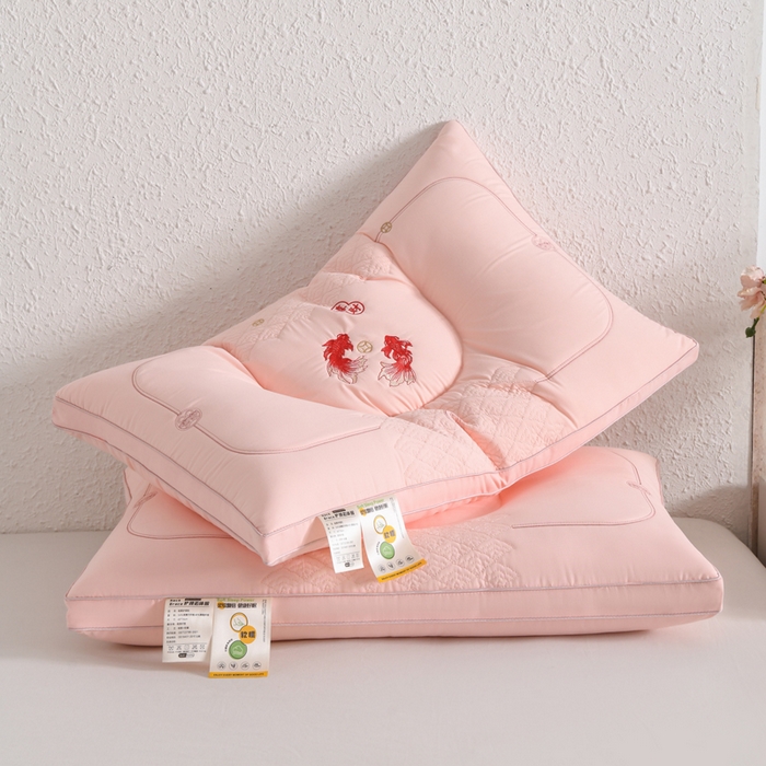 91家纺网 家纺一手货源 找家纺 怡薇格枕芯 2026新款刺绣锦鲤分区护颈枕头枕芯 锦鲤分区护颈枕-粉色