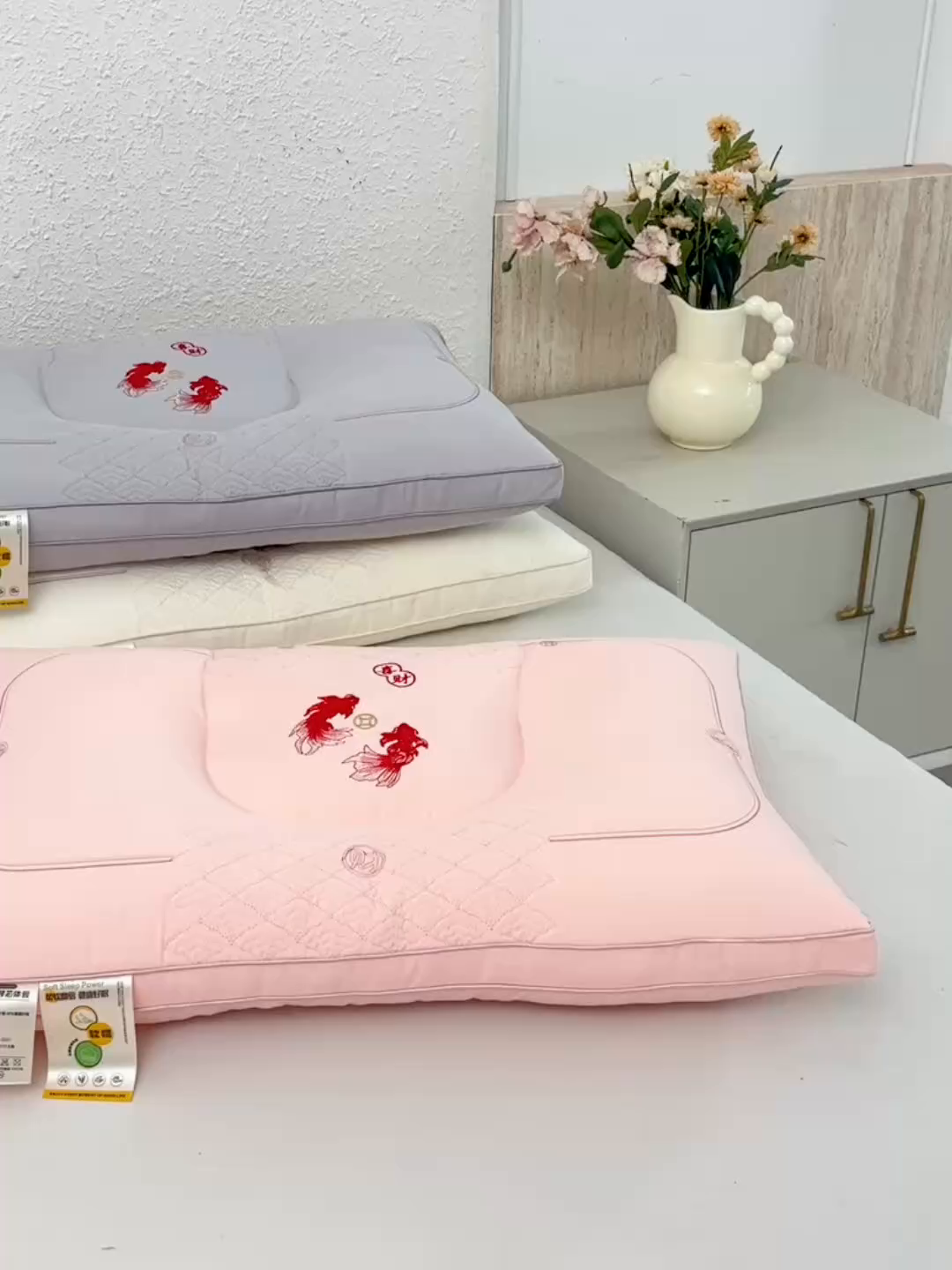 91家纺网 家纺一手货源 找家纺 怡薇格枕芯 2026新款刺绣锦鲤分区护颈枕头枕芯 锦鲤分区护颈枕-白色