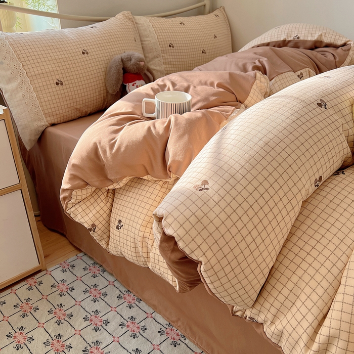 91家纺网 家纺一手货源 找家纺 慕澄家纺 2026新款双层纱针织棉蕾丝花边四件套 格子樱桃