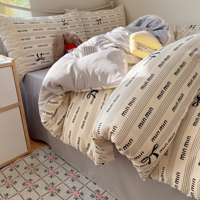 91家纺网 家纺一手货源 找家纺 慕澄家纺 2026新款双层纱针织棉蕾丝花边四件套 字母文学