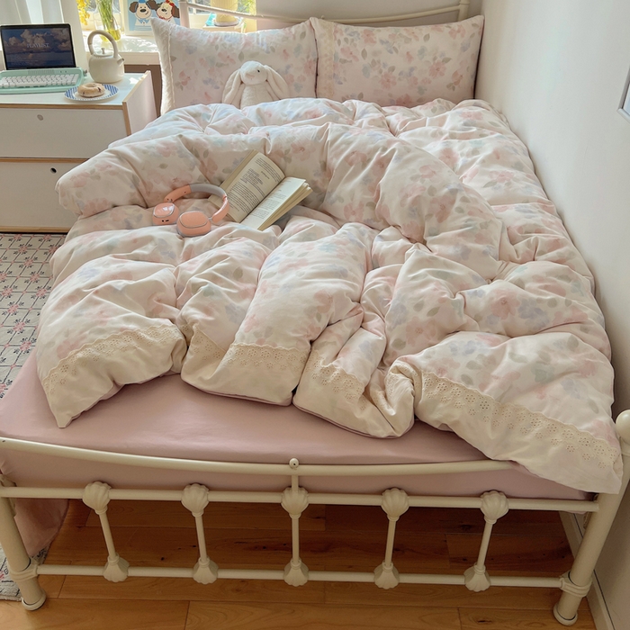 91家纺网 家纺一手货源 找家纺 慕澄家纺 2026新款双层纱针织棉蕾丝花边四件套 粉蓝油画