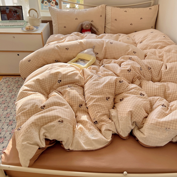 91家纺网 家纺一手货源 找家纺 慕澄家纺 2026新款双层纱针织棉蕾丝花边四件套 格子樱桃