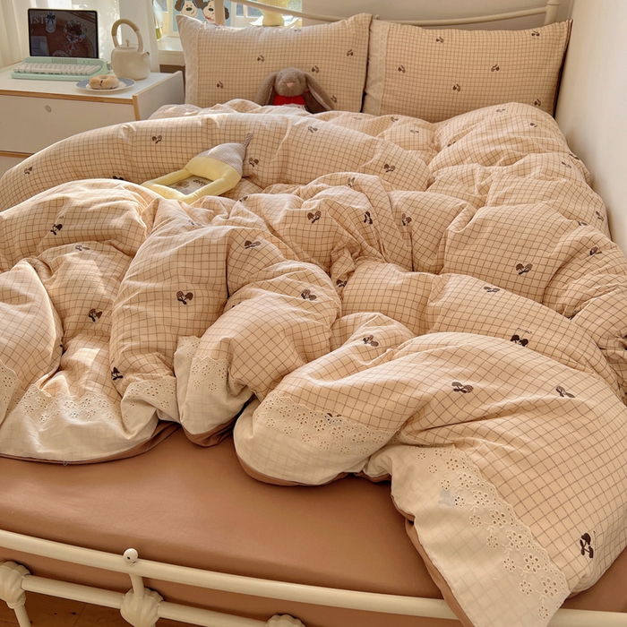 91家纺网 家纺一手货源 找家纺 慕澄家纺 2026新款双层纱针织棉蕾丝花边四件套 格子樱桃