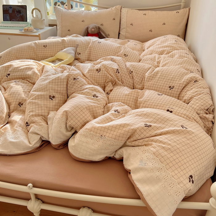 91家纺网 家纺一手货源 找家纺 慕澄家纺 2026新款双层纱针织棉蕾丝花边四件套 格子樱桃