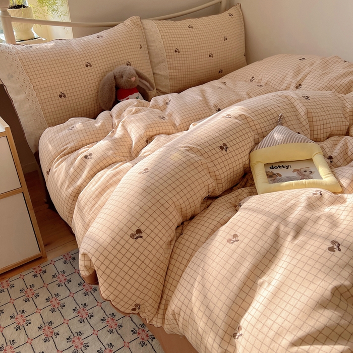 91家纺网 家纺一手货源 找家纺 慕澄家纺 2026新款双层纱针织棉蕾丝花边四件套 格子樱桃