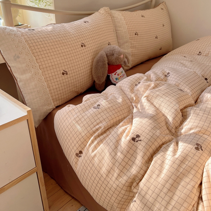 91家纺网 家纺一手货源 找家纺 慕澄家纺 2026新款双层纱针织棉蕾丝花边四件套 格子樱桃