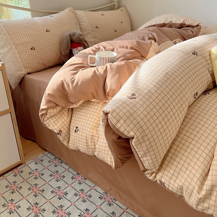 91家纺网 家纺一手货源 找家纺 慕澄家纺 2026新款双层纱针织棉蕾丝花边四件套 格子樱桃