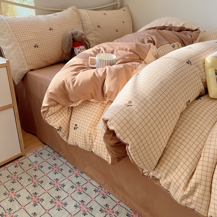 91家纺网 家纺一手货源 找家纺 慕澄家纺 2026新款双层纱针织棉蕾丝花边四件套 格子樱桃