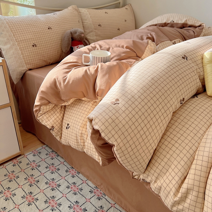 91家纺网 家纺一手货源 找家纺 慕澄家纺 2026新款双层纱针织棉蕾丝花边四件套 格子樱桃