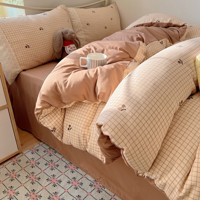 91家纺网 家纺一手货源 找家纺 慕澄家纺 2026新款双层纱针织棉蕾丝花边四件套 格子樱桃