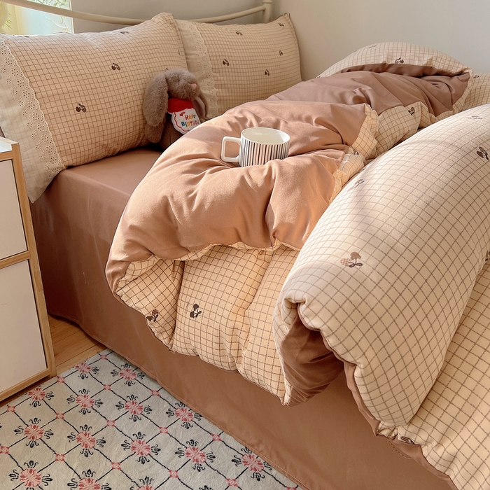 91家纺网 家纺一手货源 找家纺 慕澄家纺 2026新款双层纱针织棉蕾丝花边四件套 格子樱桃