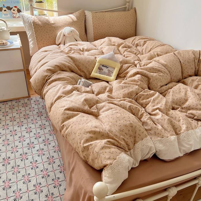 91家纺网 家纺一手货源 找家纺 慕澄家纺 2026新款双层纱针织棉蕾丝花边四件套 咖系小花