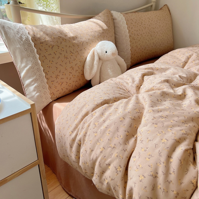 91家纺网 家纺一手货源 找家纺 慕澄家纺 2026新款双层纱针织棉蕾丝花边四件套 咖系小花